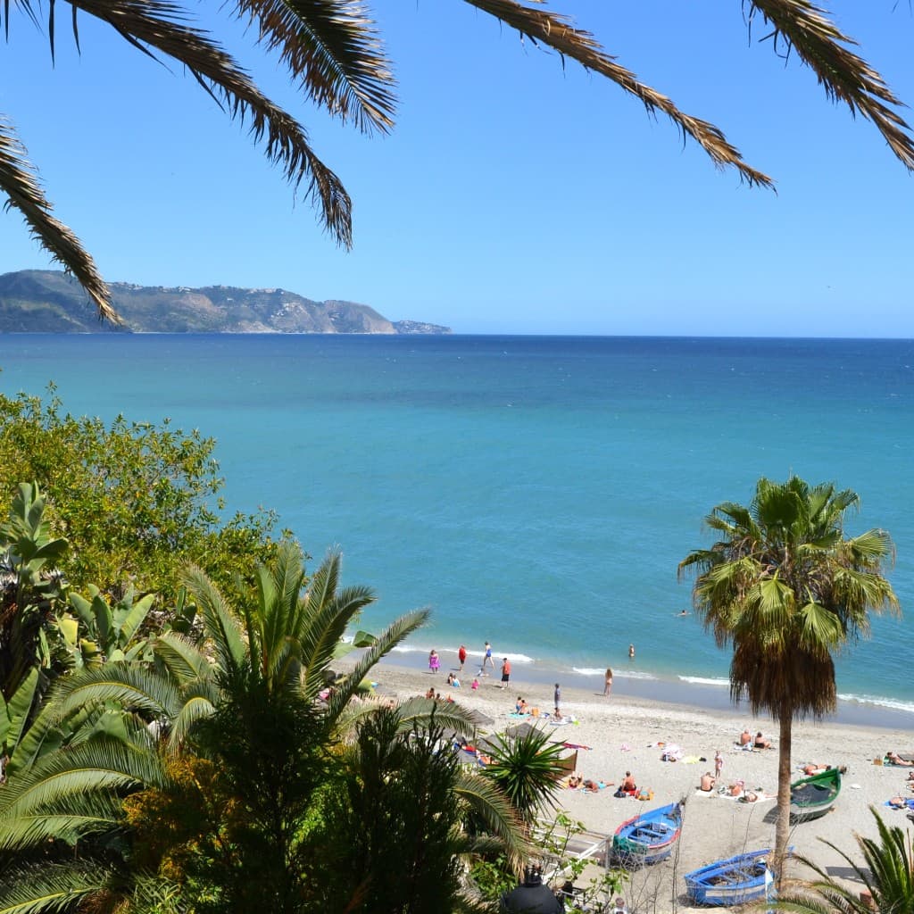 Costa del Sol: playa de arena clara, mar turquesa y montañas verdes en La Paz